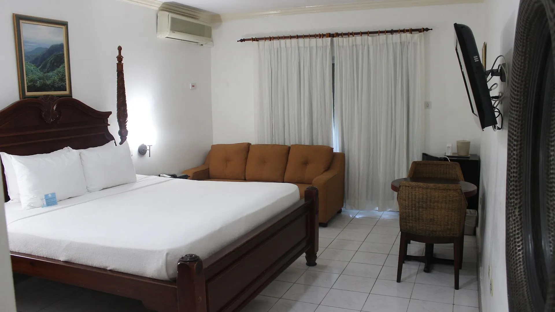 Altamont Court Hotel Kingston 3*,