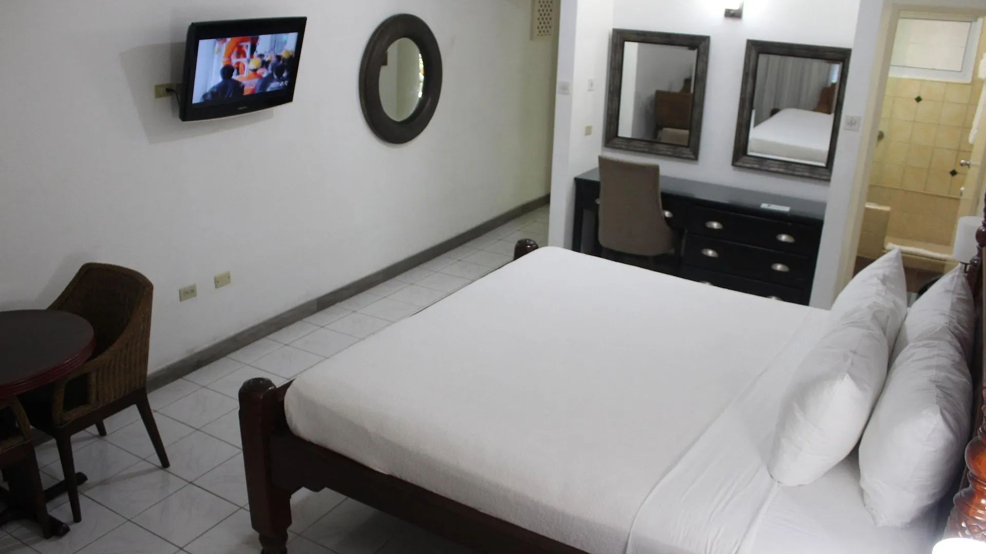 ***  Altamont Court Hotel Kingston Jamaica
