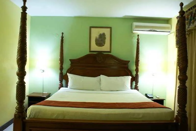 ***  Altamont Court Hotel Kingston Jamaica